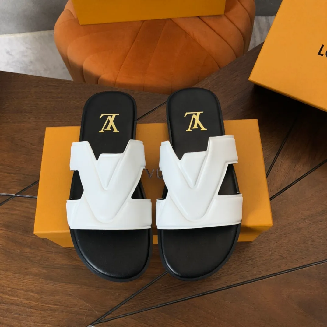 Factory price: 270💰LV counters are selling new brand luxury men's slippers, casual, loose and comfortable. The must-have model in the picture above [Happy][Happy], multiple colors available Size: 38-44, customized 45